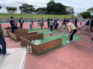 「子どもの遊び王国in沼津」でバスケットボールを使って遊んでいる子供たちの様子