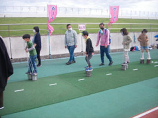 「子どもの遊び王国in沼津」でわりばしてっぽうを作っている子供たちの様子