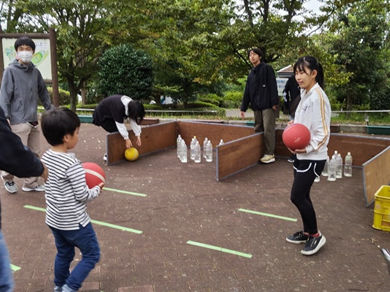 「子どもの遊び王国in沼津」でわりばしてっぽうを作っている子供たちの様子