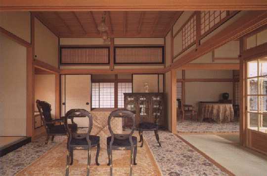 謁見所越しに二の間(左奥)と御食堂(右奥)