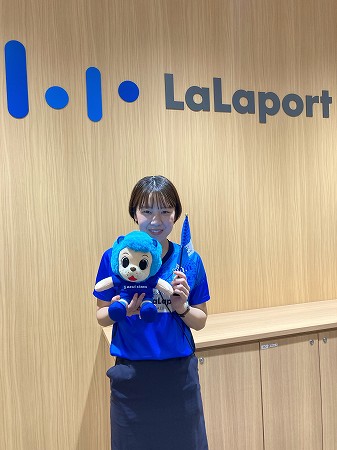 アスルクラロ沼津のキャラクターのぬいぐるみと旗を持つららぽーと沼津の社員