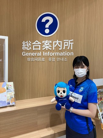アスルクラロ沼津のキャラクターのぬいぐるみを持つららぽーと沼津の社員