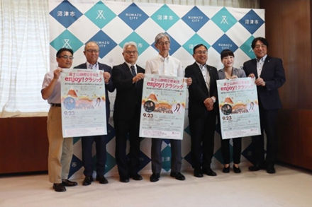 富士山静岡交響楽団のみなさんと市長・教育長との記念撮影の様子