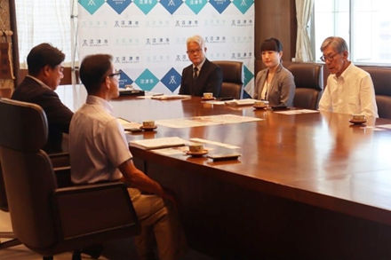 富士山静岡交響楽団のみなさんが表敬訪問している様子