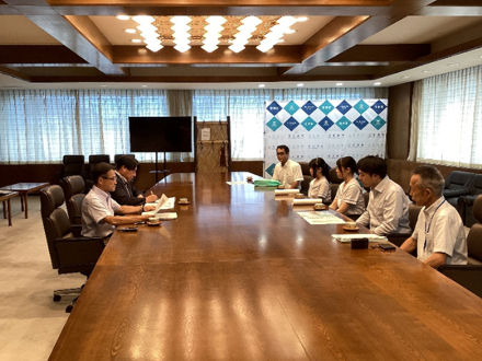 沼津西高校のみなさんが表敬訪問している様子