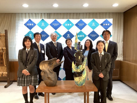 誠恵高校のみなさんと市長・教育長との記念撮影の様子