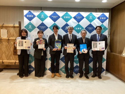 オールしずおかベストコミュニティのみなさんと市長の記念撮影の様子