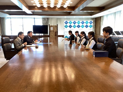 沼津東高校のみなさんが表敬訪問している様子