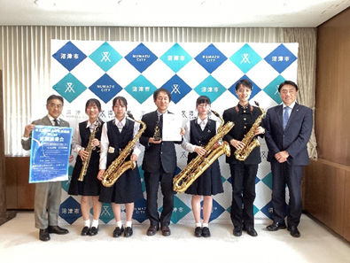 沼津東高校のみなさんと市長の記念撮影の様子