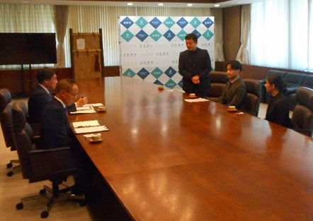 ダンスラボグランツのみなさんが表敬訪問している様子