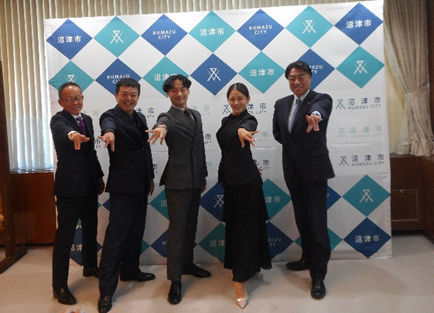 ダンスラボグランツのみなさんと市長の記念撮影の様子