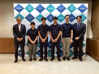 日本大学三島高校のみなさんと市長の記念撮影の様子