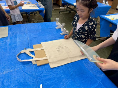 シルクスクリーンでトートバックを作る参加者親子