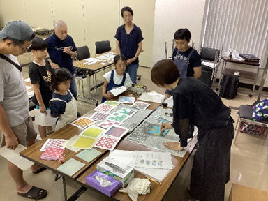 多色木版画ワークショップで講師の話しを聞く参加者のみなさん