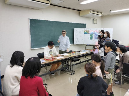 キットパスワークショップの説明を聞く参加者の様子