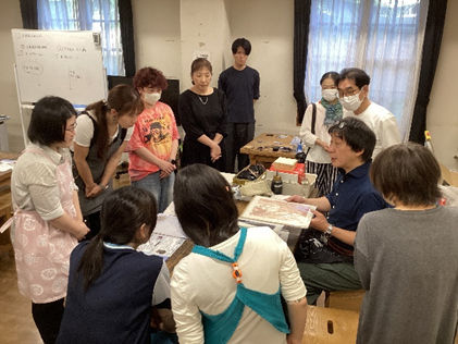 木版画体験の説明を聞く参加者の様子