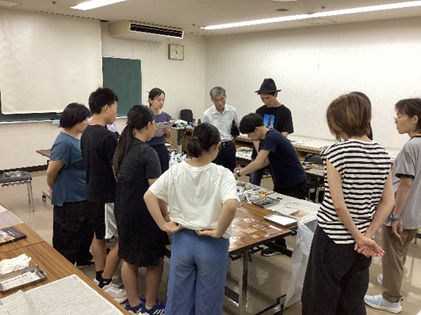 銅版画の説明を聞く参加者の様子