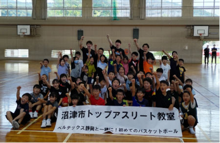 ベルテックス静岡の選手と子どもたちの集合写真