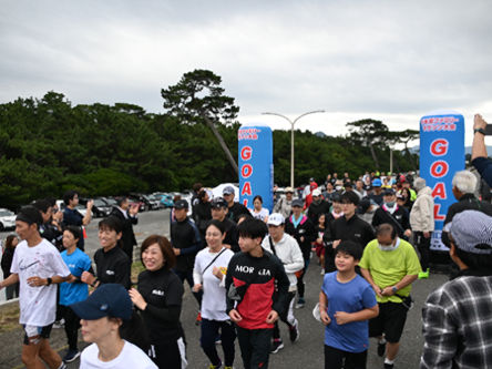 千本浜ファミリーマラソン大会スタート付近の様子