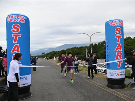 千本浜ファミリーマラソン大会スタート前で参加者のみなさんが待機している様子