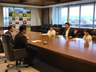 日本空手協会沼津支部の市長表敬訪問の様子