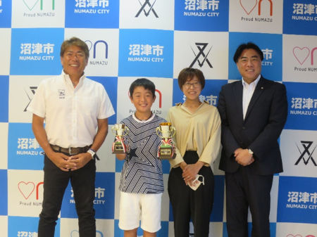 山崎倫大朗選手選手、関係者の方と記念撮影