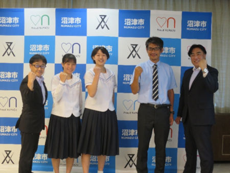 女子バレーボール部のみなさん、市長、教育長と記念撮影の様子