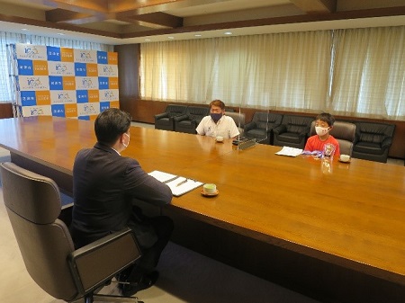 山崎倫大朗選手が市長に全日本ジュニアテニス選手権の結果報告をしている様子