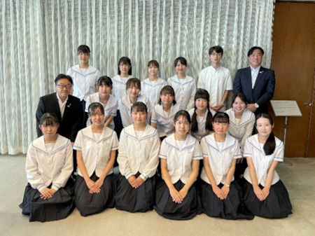 静岡県立沼津西高等学校のみなさんと市長、教育長との記念撮影の様子