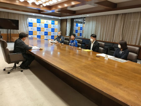 大嶽希高選手が表敬訪問している様子