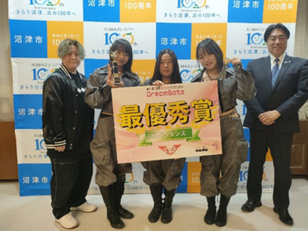 K-POPダンスチーム「3↑↓arrows→(スリーアローズ)」と市長の記念撮影の様子