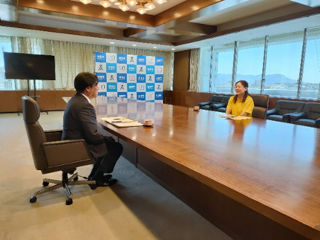 尾藤柴野さんが表敬訪問している様子