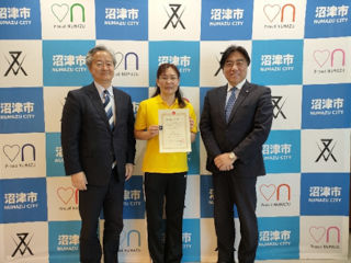 尾藤柴野さんと市長の記念撮影の様子