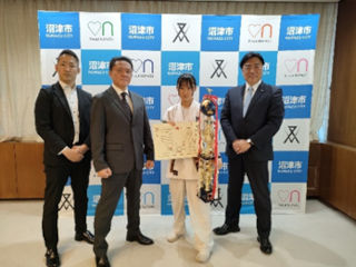 遠藤明日菜さんと市長の記念撮影の様子