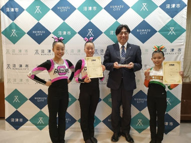 チアーズファクトリーのみさんと市長の記念撮影の様子