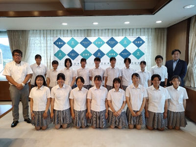 桐陽高校女子ソフトボール部のみなさんと市長の記念撮影の様子