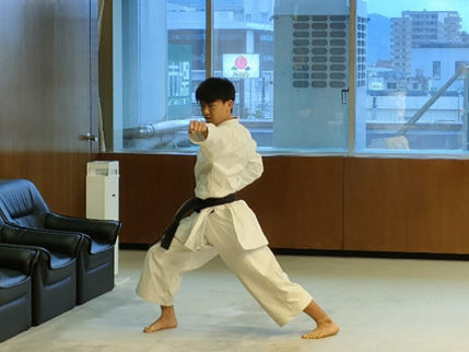 形の演舞を披露する伊藤泰暉（いとう　だいき）選手