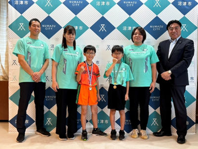 錦田ユナイテッドバレーボールクラブのみなさんと市長の記念撮影の様子