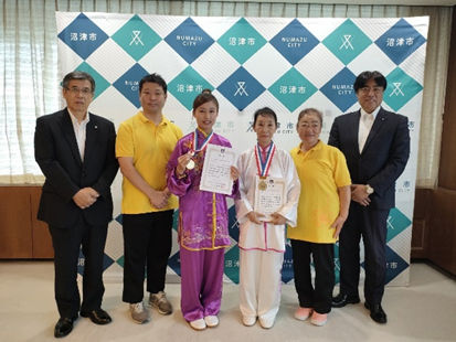 沼津市武術太極拳連盟のみなさんと市長の記念撮影の様子