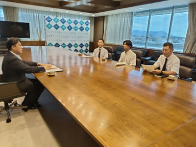 青田蓮侍（あおたれんじ）選手が表敬訪問している様子