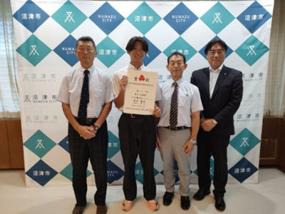 青田蓮侍（あおたれんじ）選手と市長の記念撮影の様子