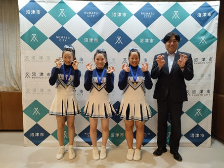 チアリーディングチーム「パワフルキッズ」のみなさんと市長との記念撮影の様子