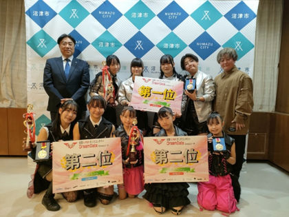 ダンススタジオstudioR+Bのみなさんと市長の記念撮影の様子