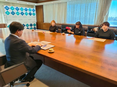 瀬川瑞枝・瀬川直莉選手が表敬訪問している予数