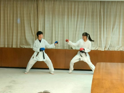 養正館の選手が組手を披露している様子