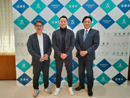 鈴木準弥選手と市長の記念撮影の様子