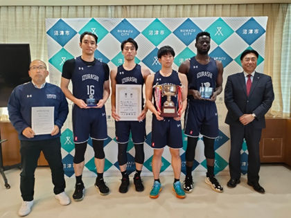 バスケットボールチーム「IZURASHI」にみなさんと市長の記念撮影の様子