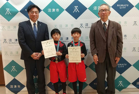 千本ジュニアクラブのみなさんと市長の記念撮影の様子