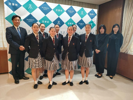 桐陽高等学校チアリーダー部「Merry Bunnies」のみなさんと市長の記念撮影の様子