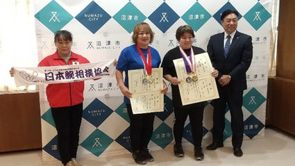瀬川瑞枝・瀬川直莉選手と市長の記念撮影の様子